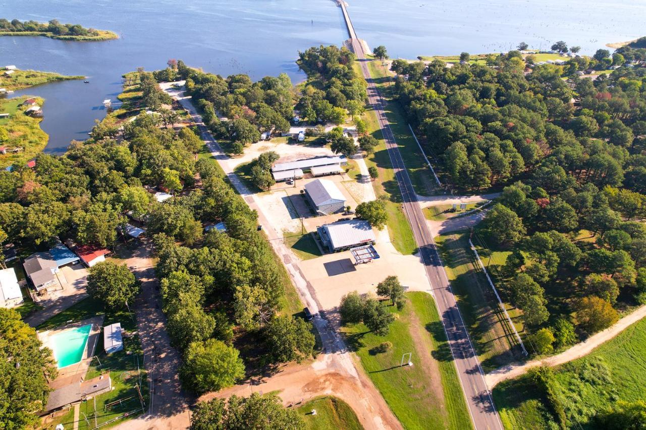 Axtons Bass City Lake Front Resort Emory Екстер'єр фото